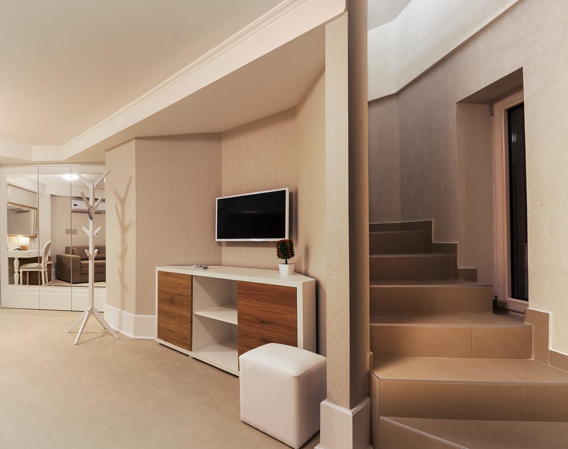 Castello Boutique Hotel Čačak エクステリア 写真