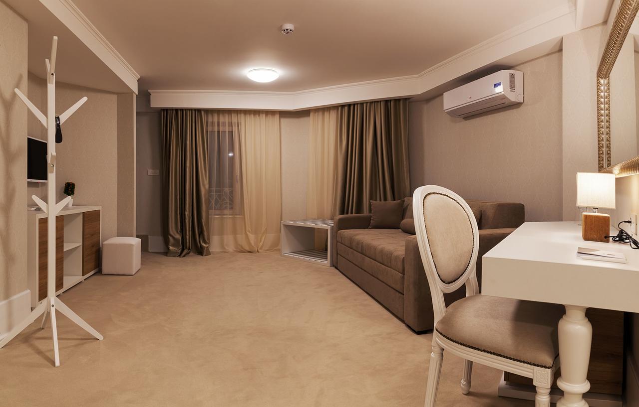 Castello Boutique Hotel Čačak エクステリア 写真